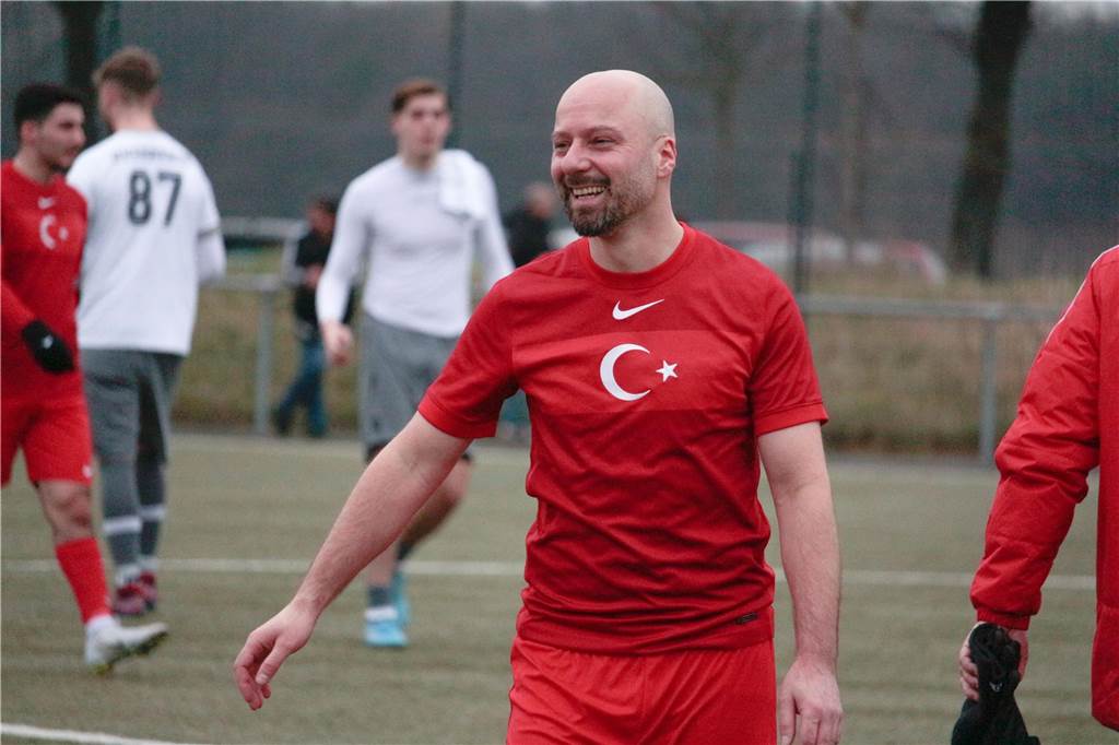 TSC Kamens Sieg mit Geschmäckle: Spieler kommt trotz zweier Tätlichkeiten unbeschadet davon Dogan Okumak traf doppelt für den TSC Kamen und sicherte seinem Team den ersten Saisonsieg.