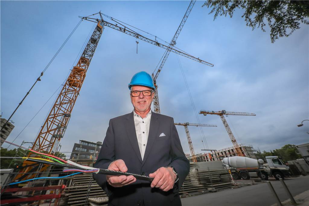 Warum der Weg zum flächendeckenden Glasfaser-Netz in Dortmund noch lang ist Dokom-Chef Jörg-Figura sieht noch einen „langen“ Weg bis zur flächendeckenden Breitband- beziehungsweise Glasfaser-Versorgung in Dortmund.