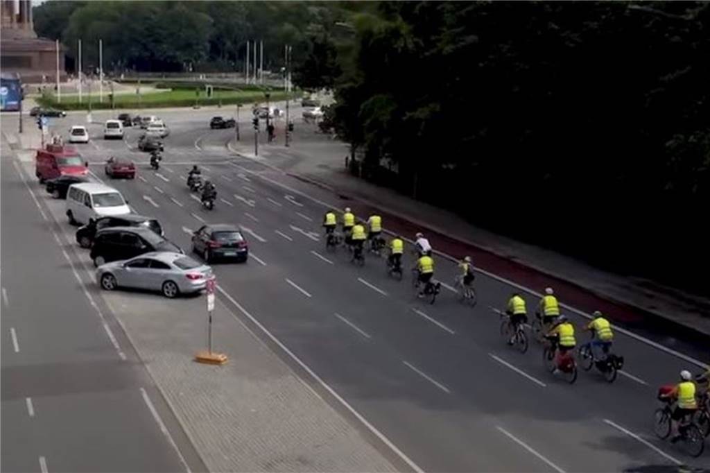 Klingeln für die Energiewende: Besondere Radtour mit Stopp in Heek Dokumentiert per Drohne: Anfahrt der Radler 2021 auf den großen und sternförmigen Kreisverkehr mit der Siegessäule in Berlin. Auch bei der diesjährigen Tour wird der Kameramann wieder dabei sein.