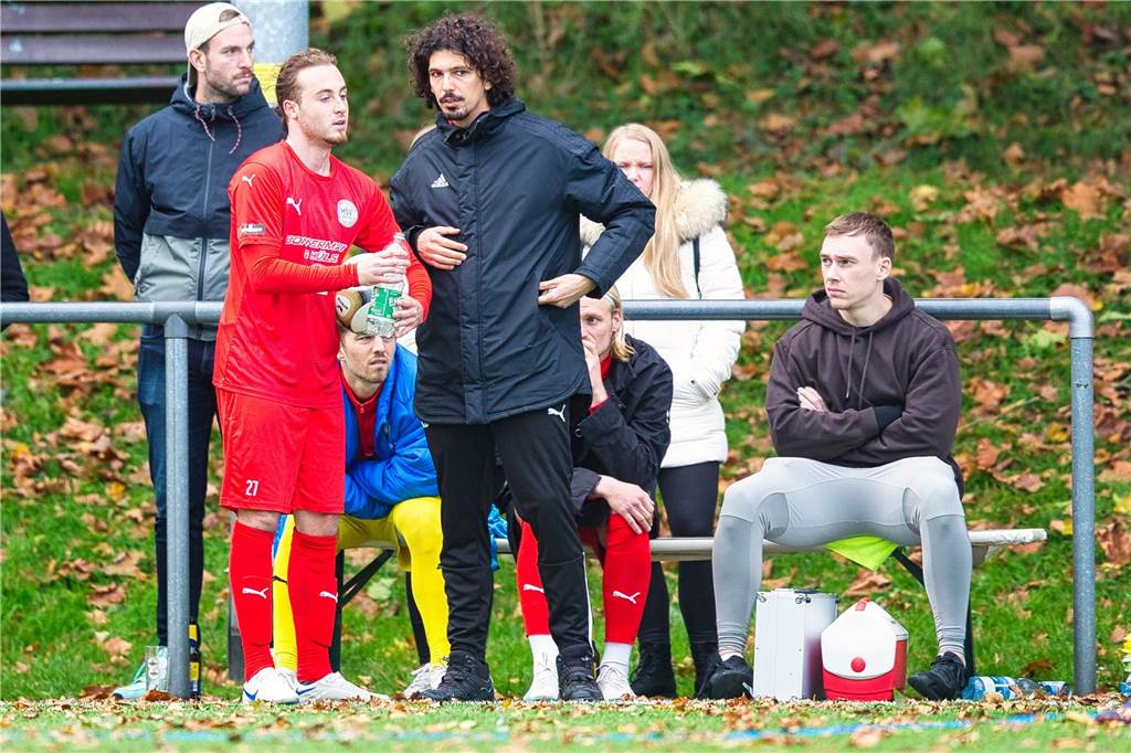 Palmieri als Spiegelbild des Hombrucher SV: Außenspieler beißt sich in die Partie Trainer und Spieler des Hombrucher SV unterhalten sich am Spielfeldrand.