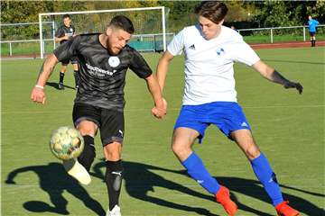 Domenico Restieri (li.), hier gegen Dorstfeld, sorgte in Marten für den wichtigen 2:1-Führungstreffer des VfB Westhofen.