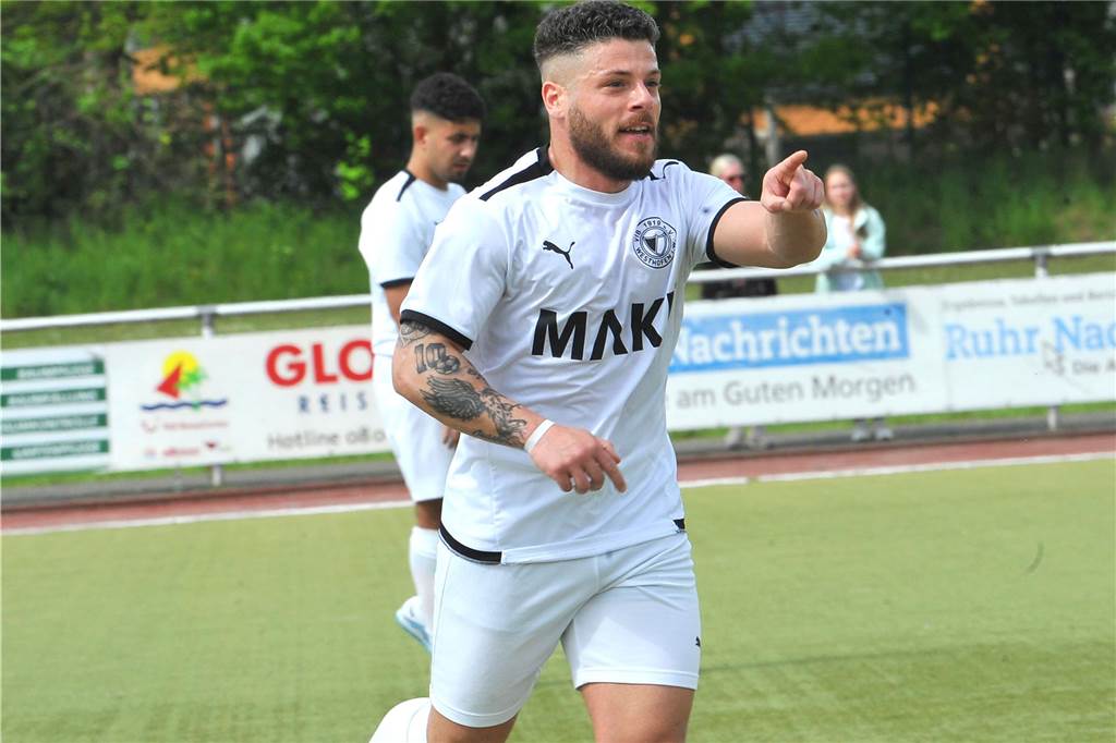 16:1-Torfestival des VfB Westhofen: Ein Spieler trifft gleich zehn Mal - Wahnsinn! Domenico Restieri (li.) steuerte drei Tore zum 16:1-Kantersieg des VfB Westhofen bei.