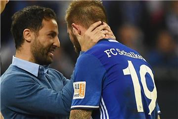 Domenico Tedesco (l.) trichtert seinen Spielern Souveränität und Konsequenz ein.