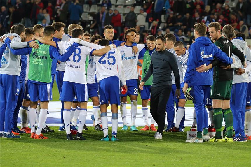 Domenico Tedesco will den nächsten Entwicklungsschritt Domenico Tedesco (M.) gibt die Richtung bei Schalke vor.