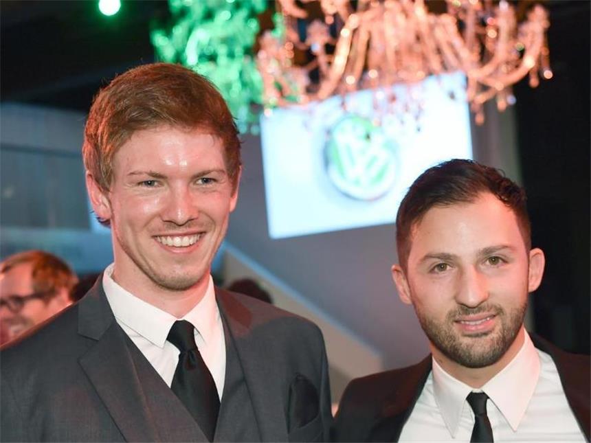 Medien: Domenico Tedesco soll neuer Trainer in Aue werden Domenico Tedesco (r) und Julian Nagelsmann bei der Trainergala 2016. Foto: Arne Dedert