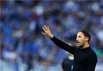Domenico Tedesco steckt viel Arbeit in seine Aufgabe auf Schalke: "Aber das genieße ich auch, ich bin schon etwas fußballverrückt", sagt er im Interview.