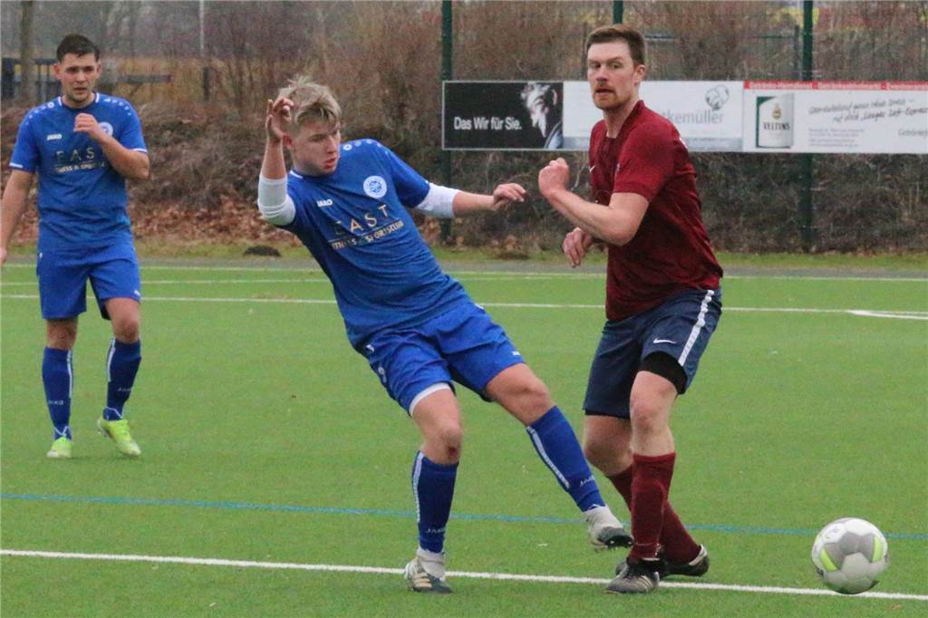 Dominic Böcker (r.) spielt auch Fußball bei BR Billmerich.