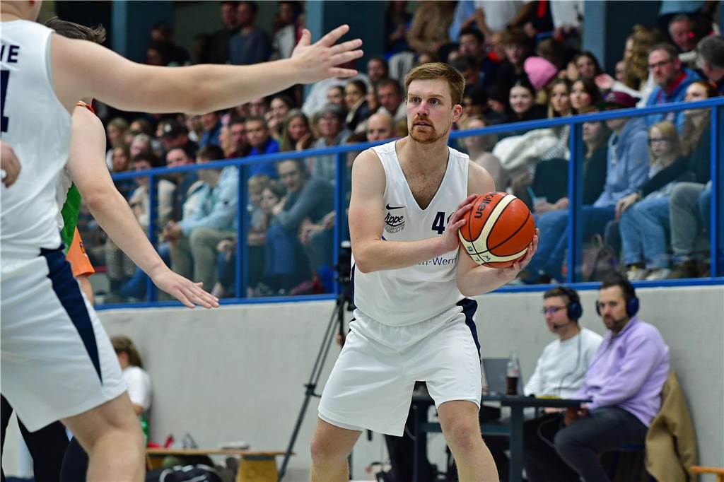 LippeBaskets Werne in der Fremde gefragt: Dominic Böcker von den LippeBaskets Werne hält den Ball.