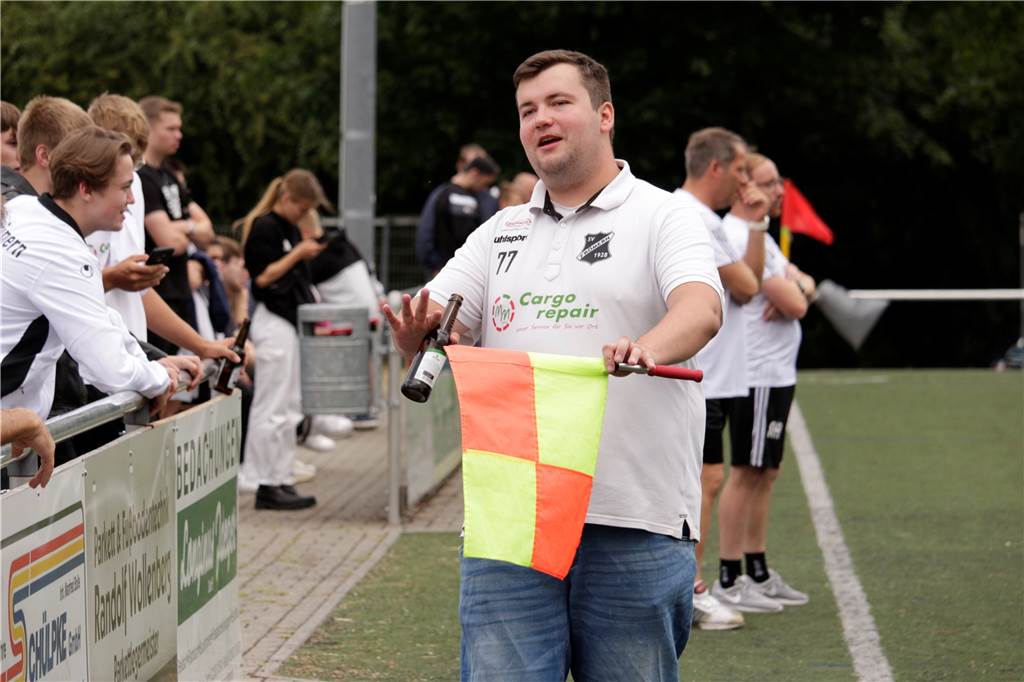 Dominic Frischemeyer erkennt, wen er da gerade auf die andere Seite schicken wollte. Entschuldigend trat er selbst den Gang zur Gegenseite an.