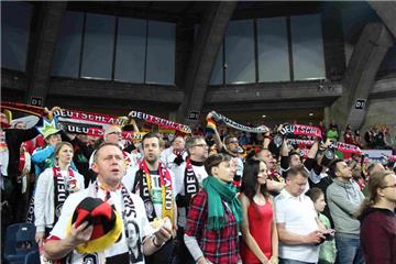 Dominic Pütz (3. v. l.) organisierte nicht nur Tickets und Shirts für 350 deutsche Fans, sondern war in Breslau auch selber einer von ihnen. 