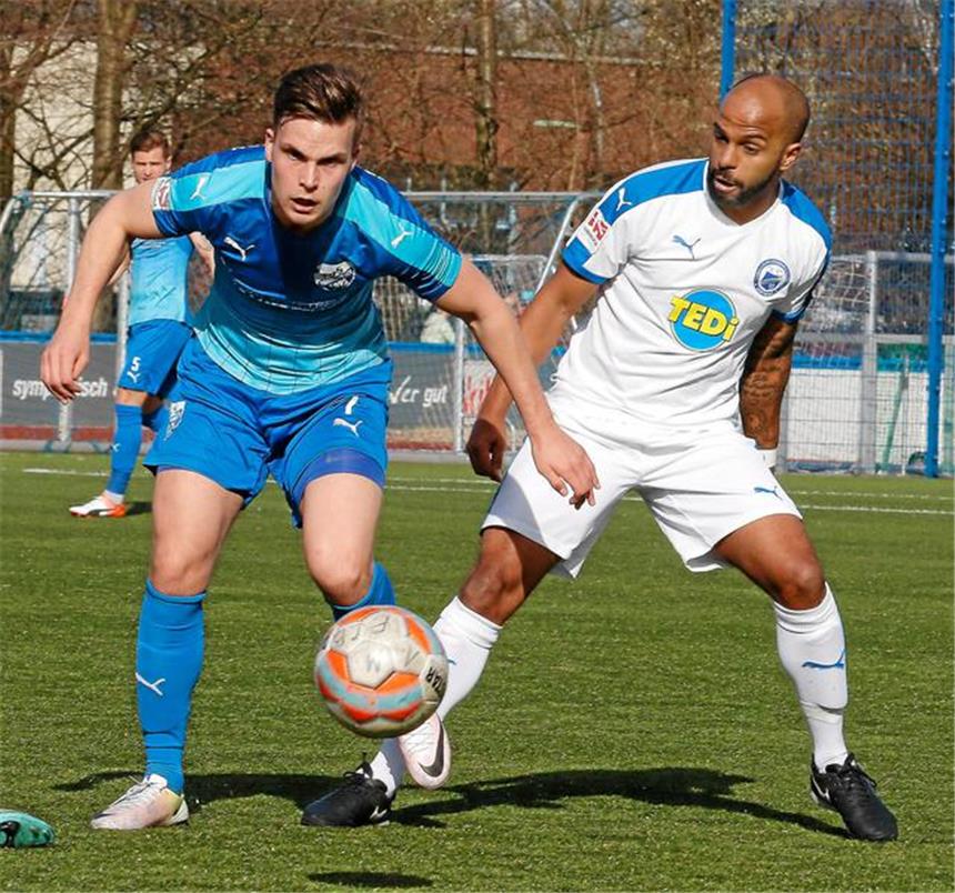 "Apo" Behrend - Spaßfußballer mit Vorbildcharakter Dominik Behrend (r.) ist auf und neben dem Feld eine wichtige Instanz beim FC Brünninghausen.
