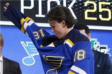 Dominik Bokk im Trikot der St. Louis Blues. Foto: Michael Ainsworth/AP