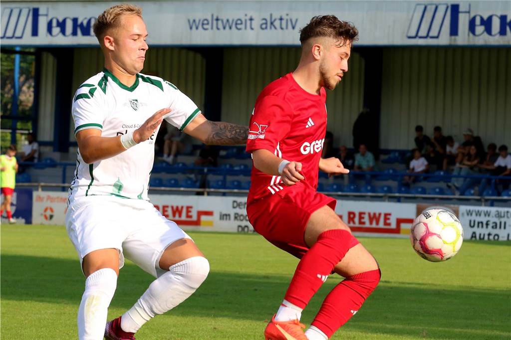 Dominik Deppe (l.) drehte mit dem VfR Sölde schon ein 1:4 gegen Landesligist SV Brackel.