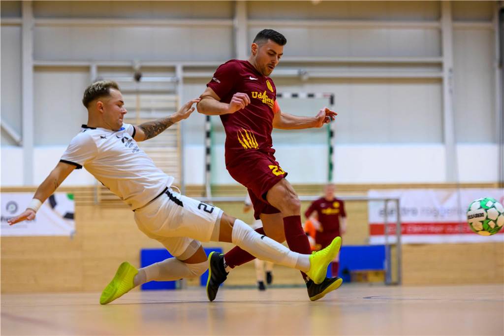 VfR Sölde landet Transferkracher: In Dortmund und Lünen bekannter Westfalenliga-Spieler kommt Dominik Deppe (l.), hier im Trikot des FC Brünninghausen bei der Dortmunder Hallenstadtmeisterschaft, wechselt zum VfR Sölde.