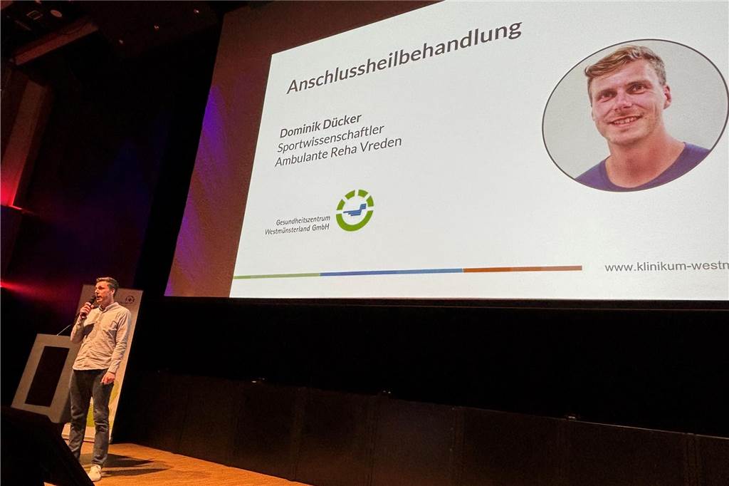 Neue Gelenke, neues Leben: Viele Besucher bei der Abendsprechstunde Dominik Dücker referiert in Ahaus