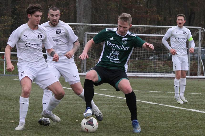 Spitzenspiele gehen an Nordkirchen, Bork und Olfen – nur SG Selm verliert Verfolgerduell Dominik Dupke (grün) gewann mit dem FC Nordkirchen das Topspiel.