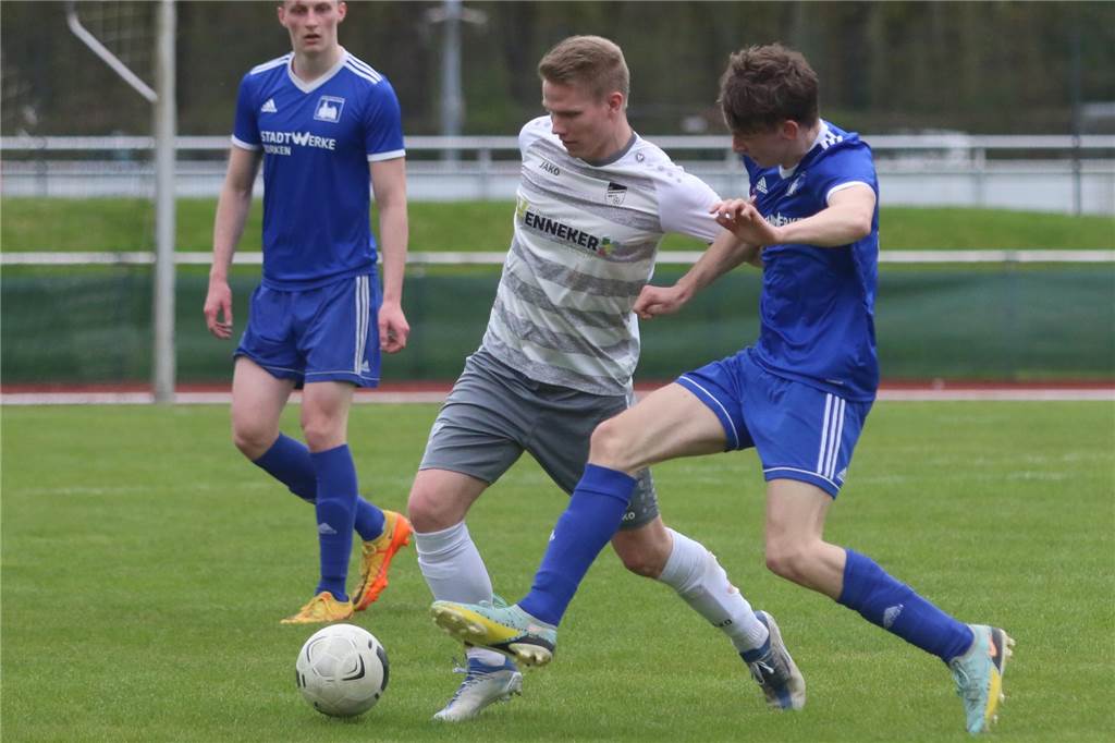 FC Nordkirchen überzeugt gegen Gemen trotz Chancenwucher Dominik Dupke im Zweikampf.