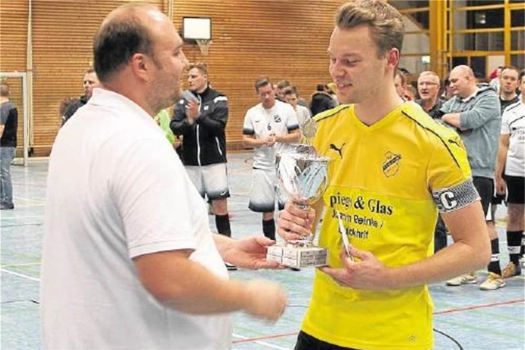 SV Langschede war eine echte Hallenmacht: Sieben Titel in neun Jahren gingen an die Ruhrbrücke Dominik Essmann nahm 2017 den Pokal in Empfang.
