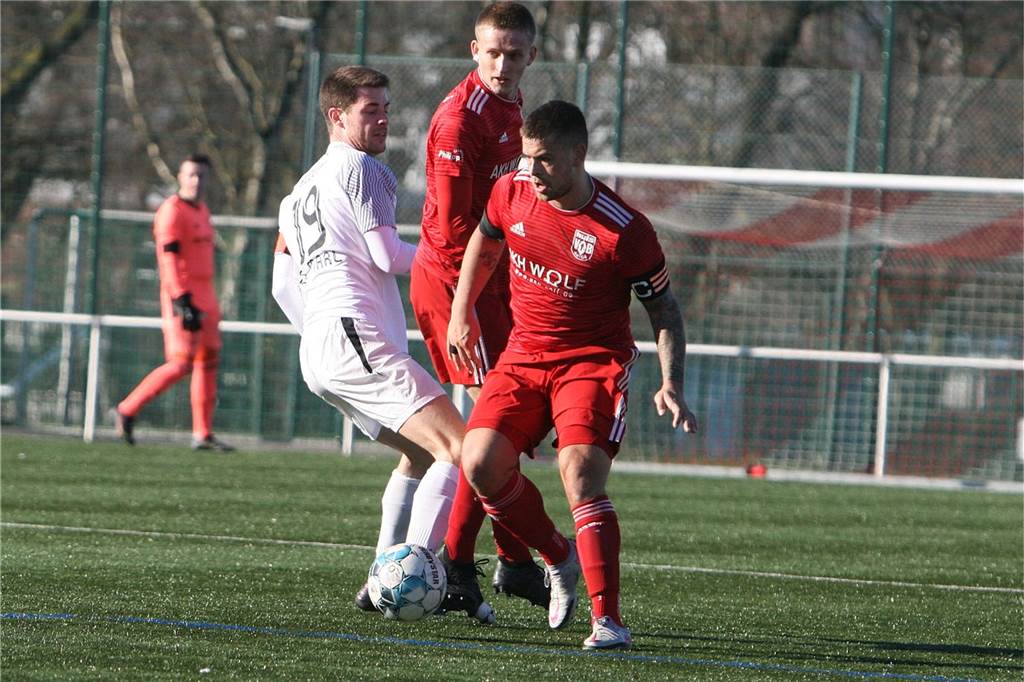 Dominik Grams (r.), Kapitän des VfB Hüls, traf gegen den FC Marl doppelt.