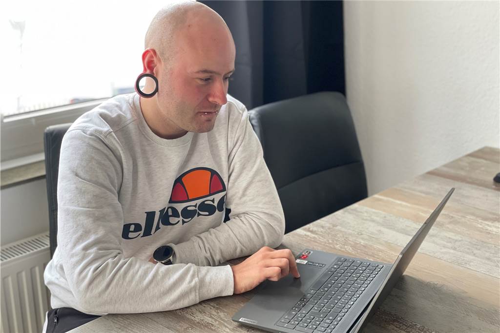 Dominik hat viel im Internet recherchiert: Von einem Assistenzhund verspricht er sich eine bessere Lebensqualität. Ein Online-Spendenaufruf bringt ihn finanziell näher ans Ziel.