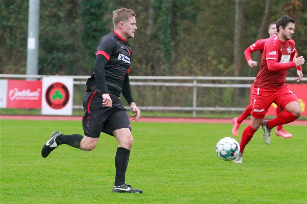 BW Alstedde holt Spieler vom Werner SC zurück: „Ist ein echter Typ“ Dominik Hennes führt den Ball.