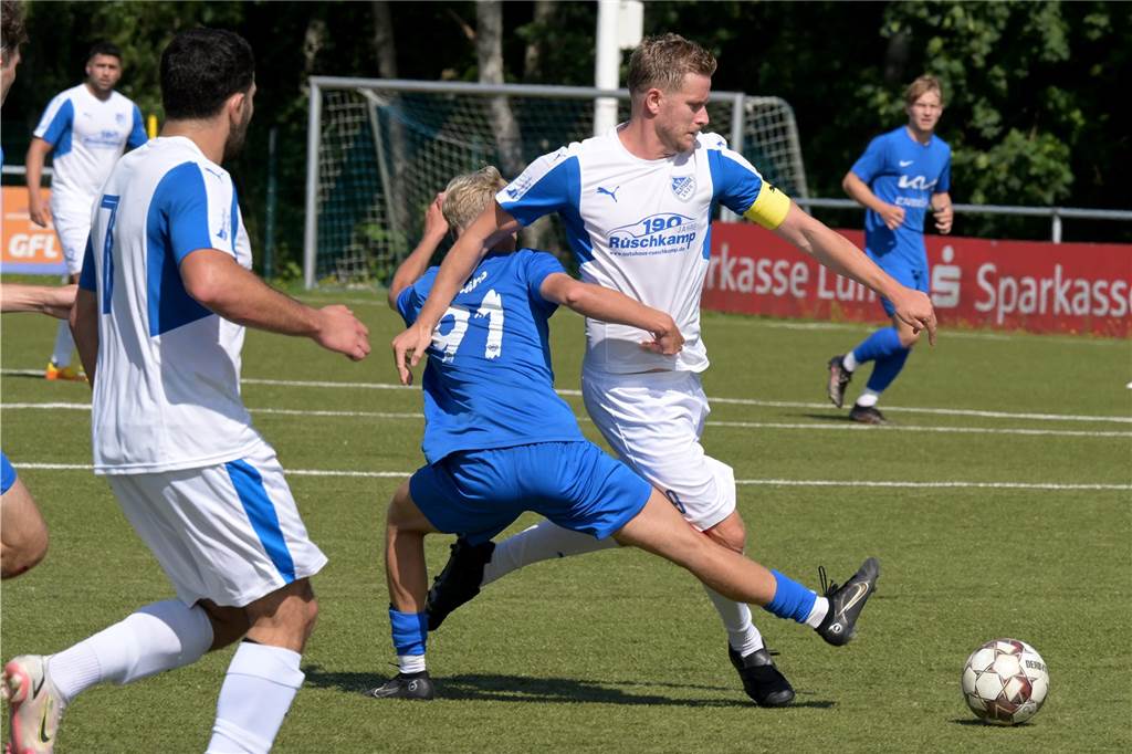 Alstedde verliert A-Junioren: „Kollektive Nicht-Leistung gezeigt“ Dem Ballführenden Dominik Hennes wird ein Bein gestellt.