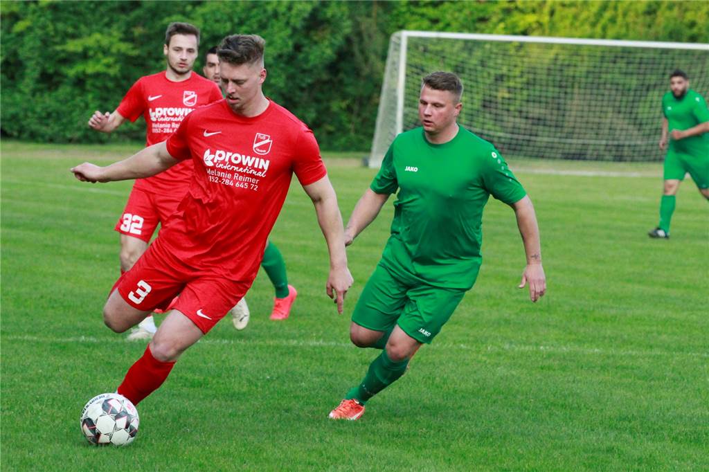 Führungsspieler bleibt beim SV Stockum Dominik Herrmann (r.) will auch im neuen Jahr die Offensive des SV Stockum ankurbeln.