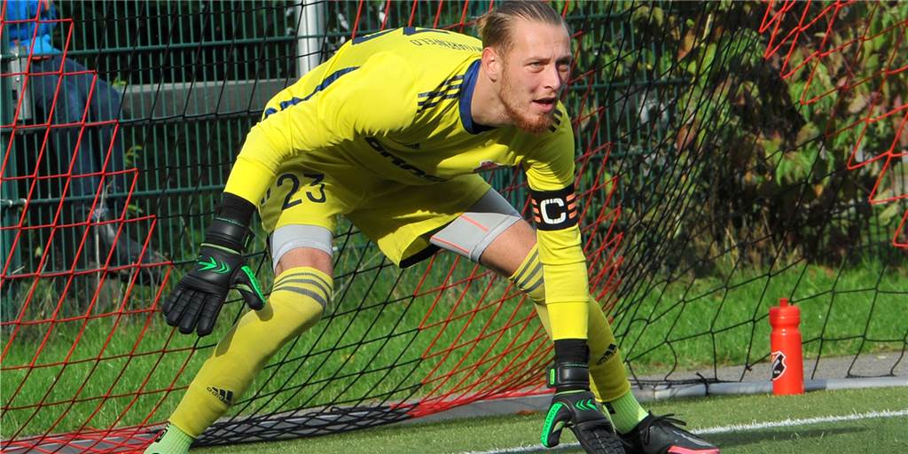 Fußball total - 89 Fotos des vergangenen Sonntags von sechs Sportplätzen Dominik Hollmann, Torwart des SC Berchum/Garenfeld, in Erwartungen des Balles.
