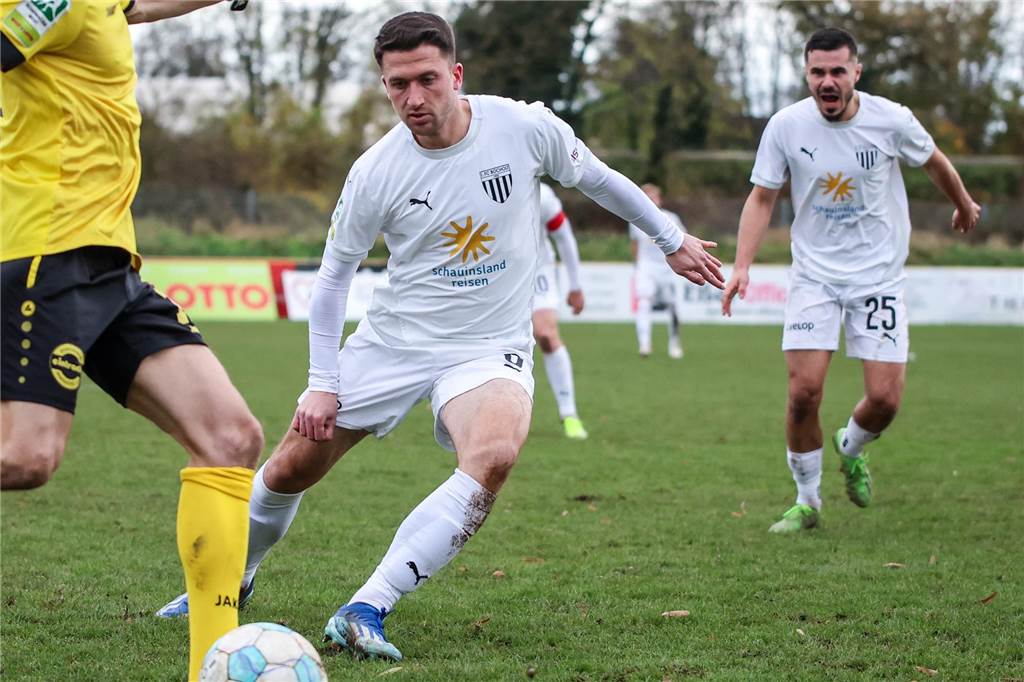 Dominik Klann vom 1. FC Bocholt im Zweikampf mit einem Gegenspieler vom SV Eintracht Hohkeppel.