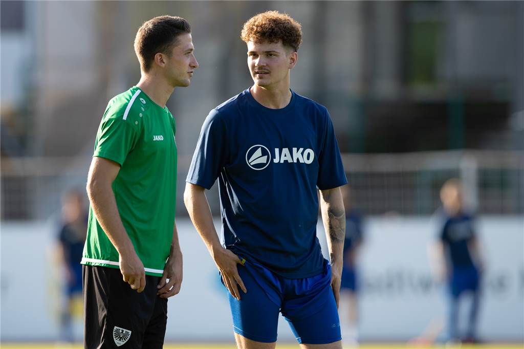 Von Olfen über Schalke 04 nach Katar, in die Karibik und wieder zurück - der Weg eines Musterprofis Dominik Klann (l.) ist bislang noch kein Liga-Tor gelungen.
