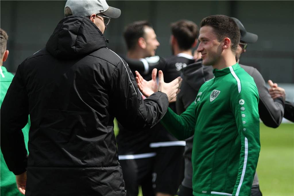 Olfener Fußballprofi Dominik Klann vor Sprung in die dritte Liga Dominik Klann (r.) klatscht nach dem Westfalenpokalsieg im vergangenen Jahr mit einem Mitarbeiter des Klubs ab. Dieses Jahr musste sich der SC Preußen Münster im Finale allerdings geschlagen geben.