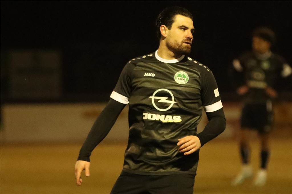Dominik Lepinski steht auf dem Spielfeld. 
