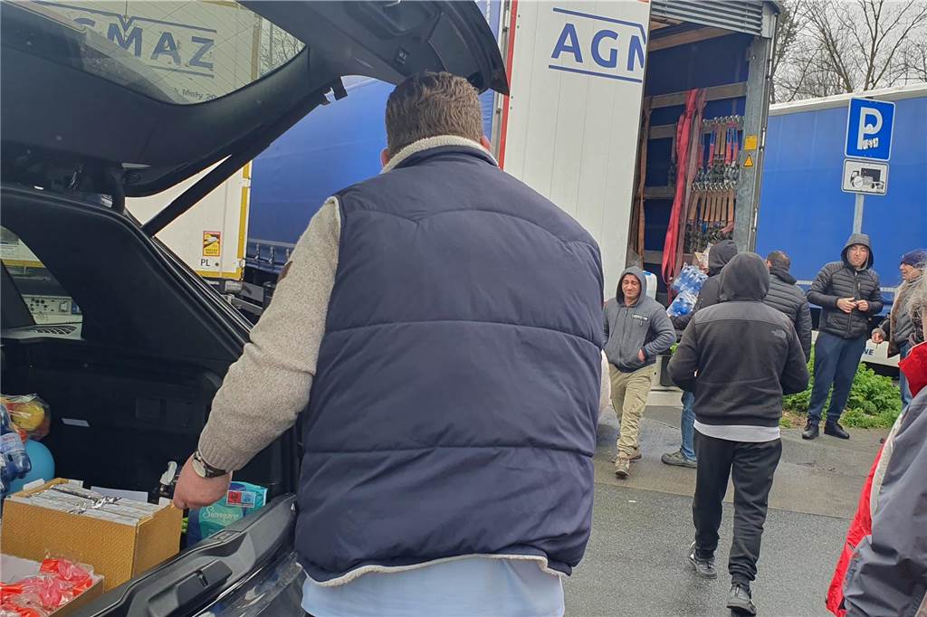 Start-up hilft gestrandeten LKW-Fahrern : „loglog“ erleichtert die Pausen Dominik Napp trägt Lebensmittel aus einem Kofferraum heraus.