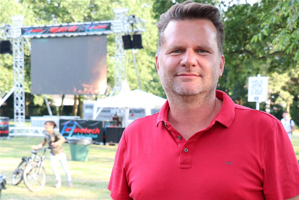 Corona-Krise: Cinetech-Chef Dominik Paffrath plant Autokino in Ahaus Dominik Paffrath holte im vergangenen Jahr ein Open-Air-Kino in den Ahauser Schlossgarten.