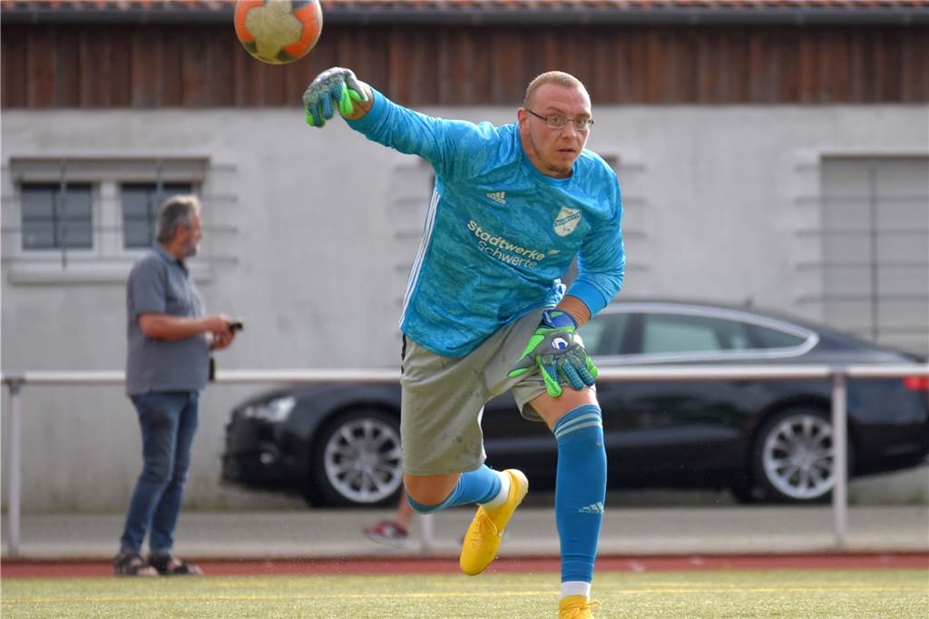 ETuS/DJK-Torwart wird öffentlich vom Trainer kritisiert: „Das zu sagen, ist schon hart" Dominik Pfannenschmidt, Torwart des ETuS/DJK Schwerte, musste in Holzwickede verletzt ausscheiden.