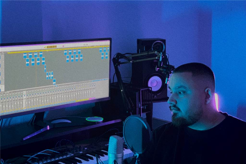 Exzey veröffentlicht Single: „Die Musik ist wie eine Therapie für mich“ Dominik Rieken alias Exzey in seinem eigenen kleinen Studio.