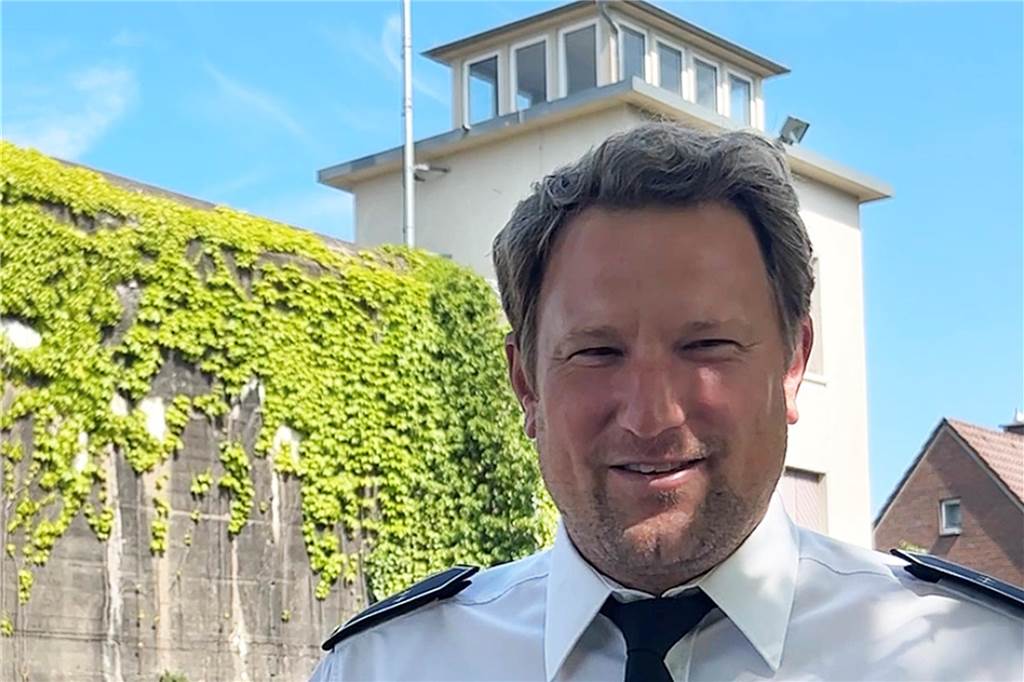 Heimatforscher zum Luftschutzbunker: Historie beginnt lange vor dem Krieg Der Hullerner Feuerwehrchef Dominik Schild steht vor dem Bunker.