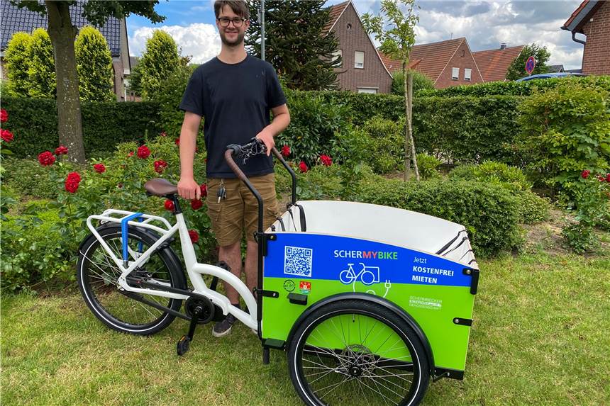 Dominik Spahn verleiht das elektrisch betriebene Lastenfahrrad.