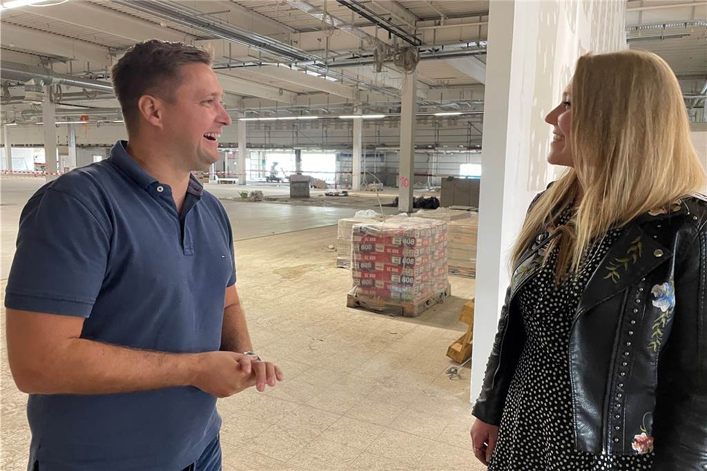 Großes Globus-Treffen: Mitarbeiter begutachten die Baustelle (Video) Dominik Trieba, Marktleiter des Globus, bei einer Baustellenbesichtigung mit der Betriebsratsvorsitzenden Aileen Gansloweit.