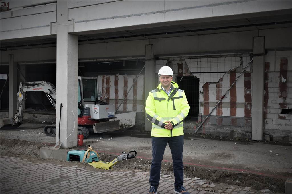 Globus baut aus: Alter Real in Castrop-Rauxel erhält eine Etage mehr Dominik Trieba war Marktleiter bei Real. Nun wird er es auch im Nachfolge-Geschäft Globus. Er führte uns über die Baustelle.