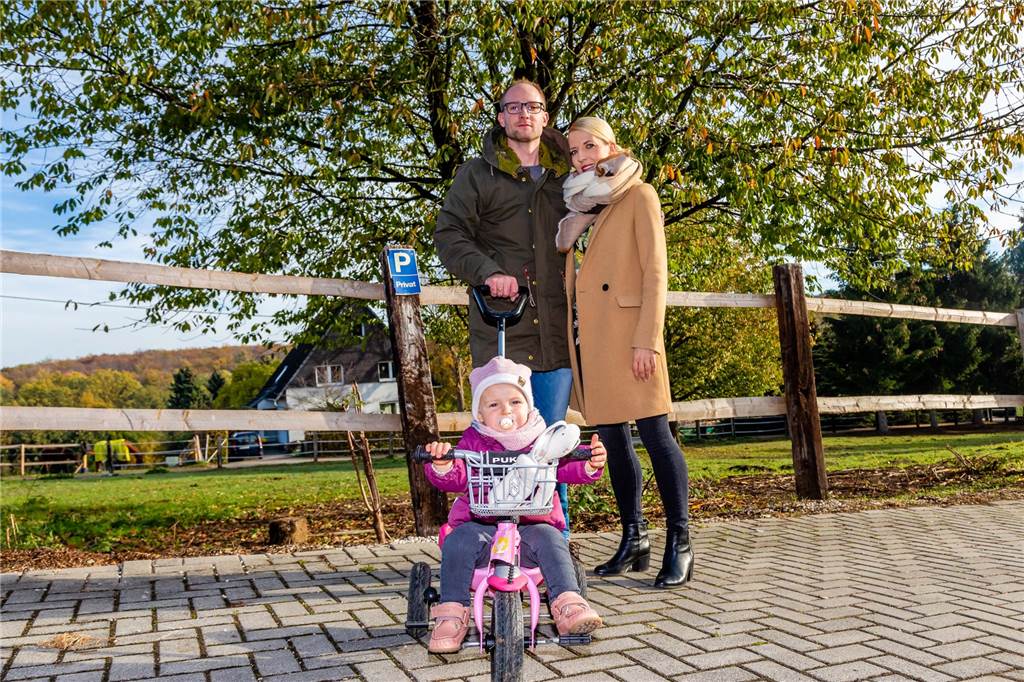Kirchhörde: Ein Paradies für Freunde der Natur Dominik und Kristin Jürgens und Tochter Mathilda genießen die gemeinsame Zeit im Grünen.