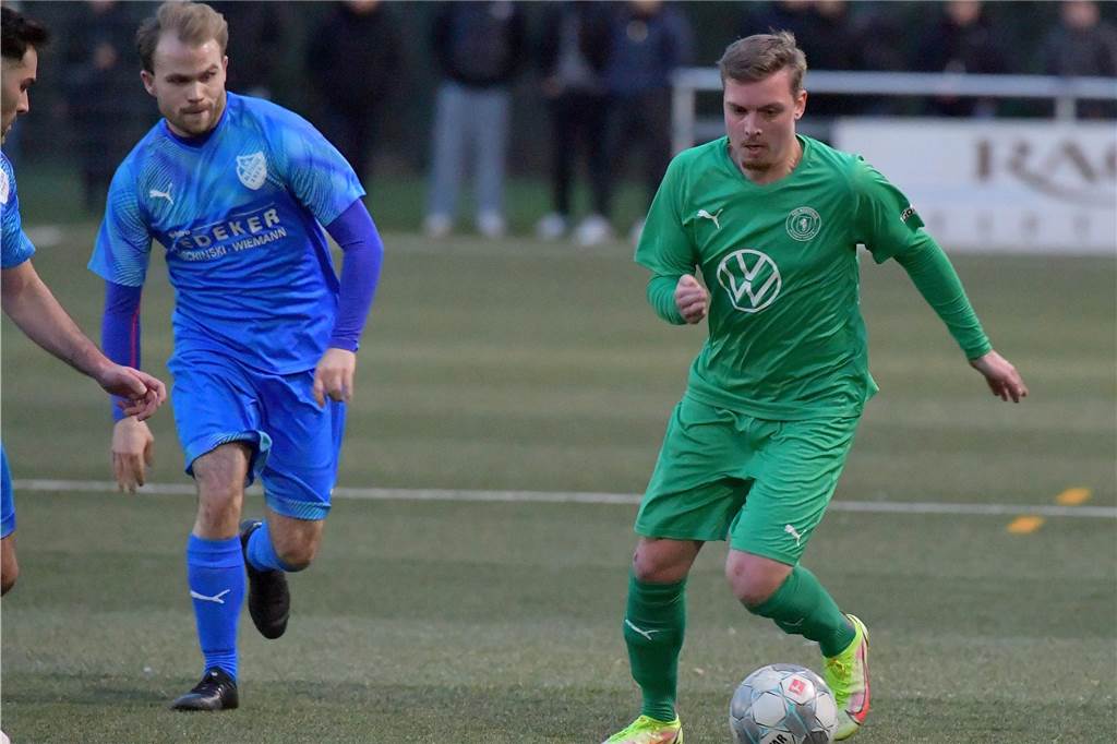 Dominik Voß lebt den Abstiegskampf vor Westfalia Wethmars Dominik Voß im Zweikampf.