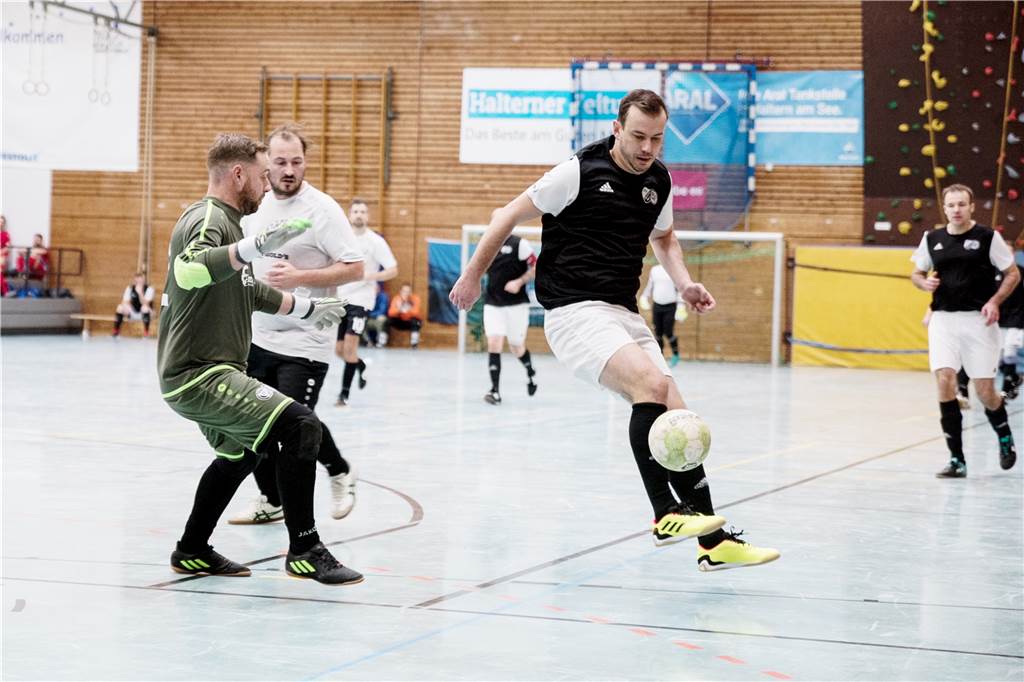 TuS Haltern verteidigt Titel bei der Ü32-Hallenstadtmeisterschaft Dominik Wergen (r.) erzielte direkt im ersten Spiel der SG ETuS/Lippramsdorf drei Tore.