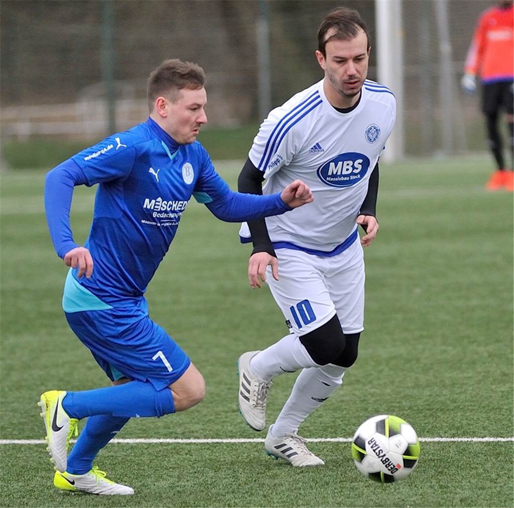 Gicht beendete seine Karriere - jetzt spielt Dominik Wergen wieder Dominik Wergen (r.) stand 262 Tage nach seinem letzten Spiel plötzlich wieder für den ETuS Haltern auf dem Platz.