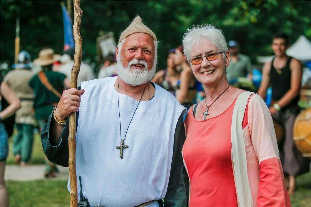 Mittelalterlich Gaudium: Vier Tage Spektakel mit familiärem Charme Dominikanermönch Detlef (Huß) und Freifrau Erika (Wiedemann-Huß) organisieren das Gaudium bereits zum zwölften Mal.