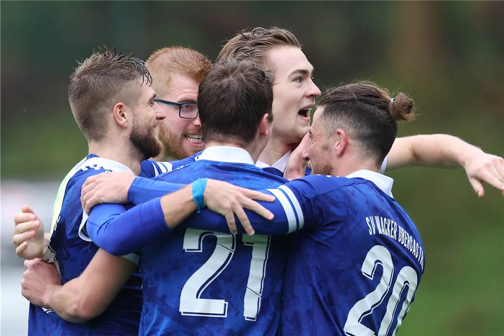 Wacker Obercastrop: Bereits verabschiedeter Ex-Dortmunder wird noch zum Aufstiegshelden Don Schreiber (M) zeichnete sich im Oktober 2021 beim 3:1-Sieg des SV Wacker Obercastrop gegen den FC Lennestadt als Westfalenliga-Torschütze aus.