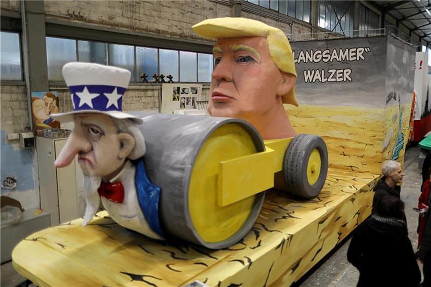 Donald Trump: Ein „Göttergeschenk“ für den Karneval Donald Trump als Dampfwalze. Foto: Oliver Berg