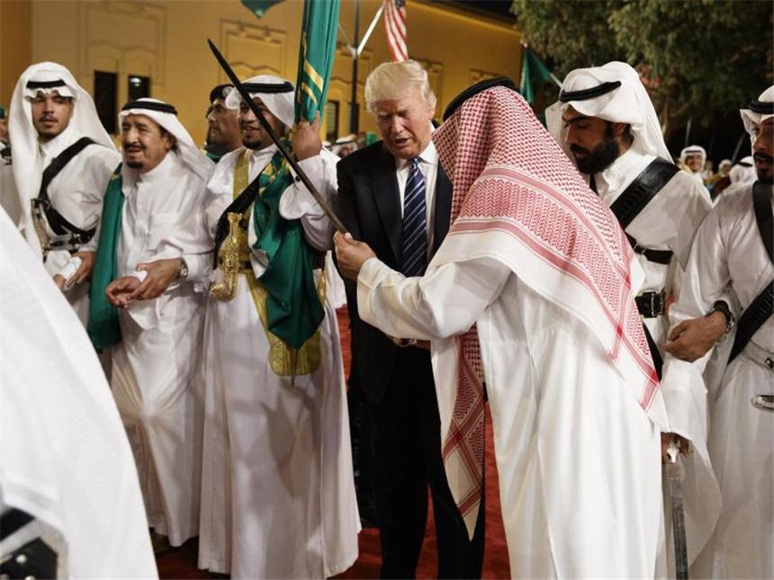Trump sucht Anti-Terror-Allianz mit Muslimen Donald Trump bei der Willkommenszeremonie im Murabba-Palast in Riad. Foto: Evan Vucci