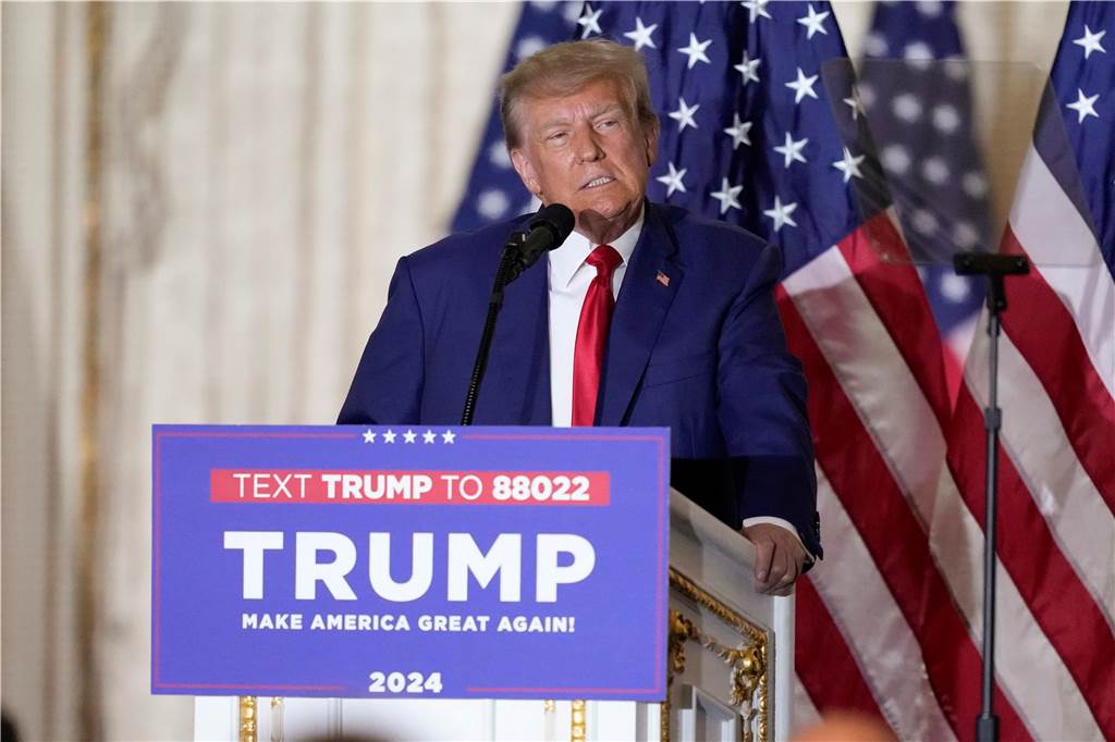 Trump beteuert Unschuld : Ex-Präsident weist Anklage als „massive Wahlbeeinflussung“ zurück Donald Trump, ehemaliger Präsident der USA, spricht in seinem Anwesen Mar-a-Lago, Stunden nach seiner Anklageerhebung in New York.