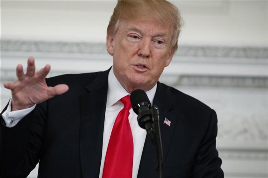 Trump distanziert sich von US-Waffenlobby NRA Donald Trump hätte sich nach eigener Einschätzung dem Schulattentäter von Parkland auch unbewaffnet entgegengestellt. Foto: Evan Vucci/AP